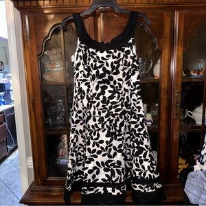 Jones Wear scoop neck fit & flare black & white Abstract floral contrast Size 4